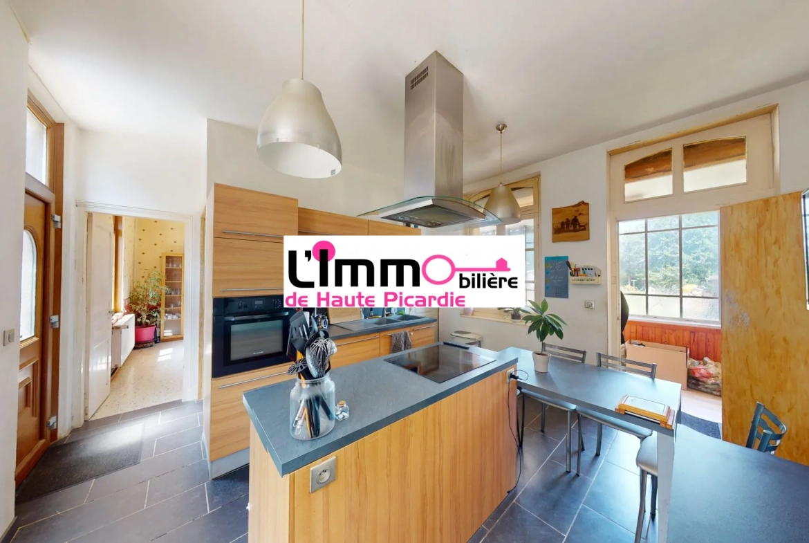 Cuisine ouverte aménagée et équipée  Maison à vendre à Chaulnes avec grand jardin, garage et terrasse - 2 chambres 