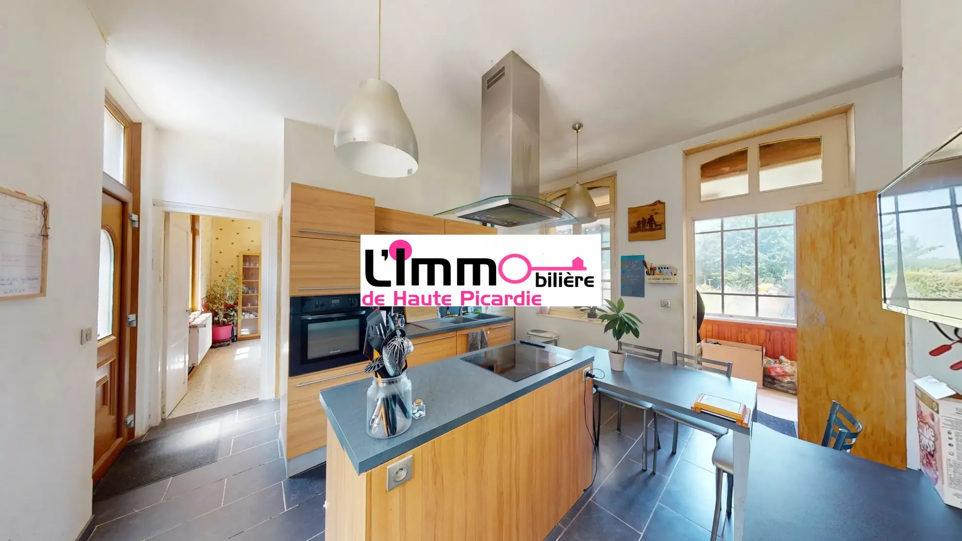 Cuisine ouverte aménagée et équipée  Maison à vendre à Chaulnes avec grand jardin, garage et terrasse - 2 chambres 