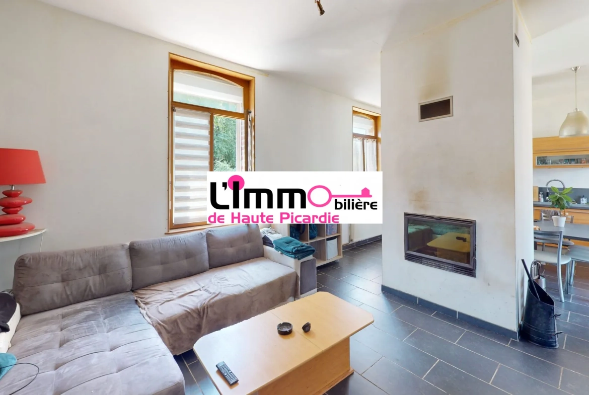 Salon avec meubles  Maison à vendre à Chaulnes avec grand jardin, garage et terrasse - 2 chambres 
