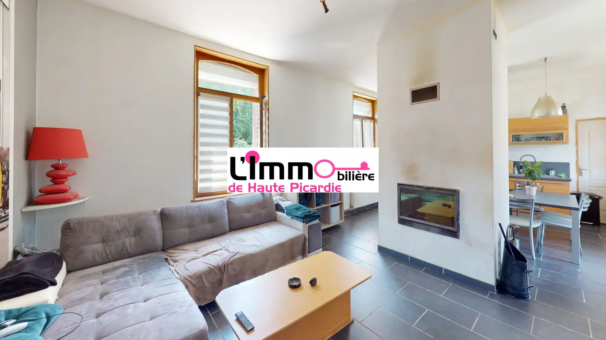 Salon avec meubles  Maison à vendre à Chaulnes avec grand jardin, garage et terrasse - 2 chambres 