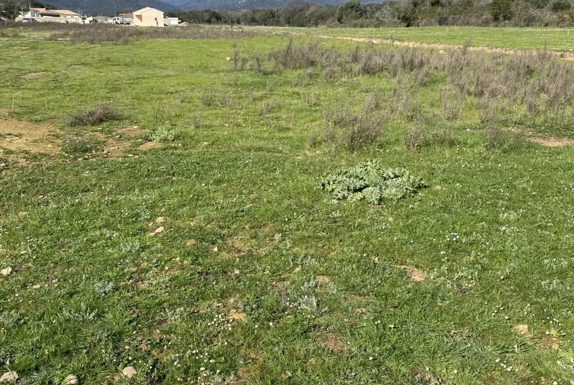 Terrain constructible de 902 m² à Prunelli di Fiumorbo, proche de la plage 