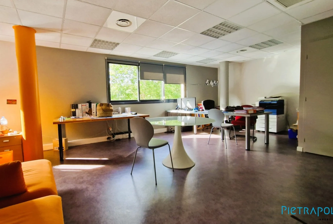 Local professionnel à Légny avec parking, ascenseur et proximité gare 