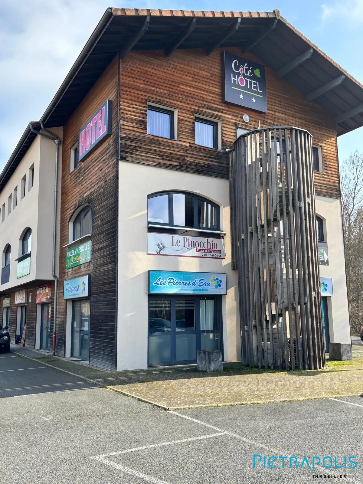 Local professionnel à Légny avec parking, ascenseur et proximité gare 