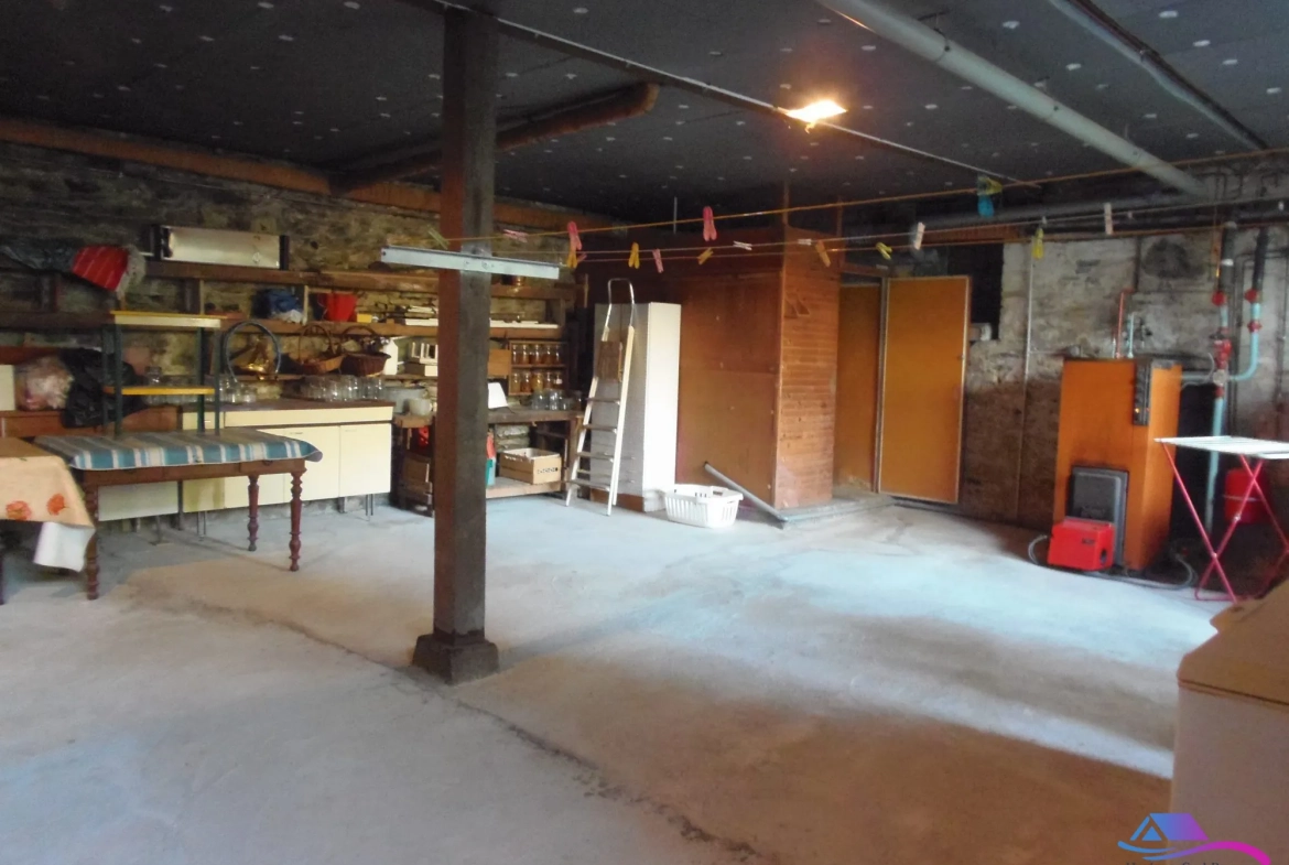 sous sol maison  Maison de village avec grand garage et espace professionnel à vendre près de Boussac et Montluçon 