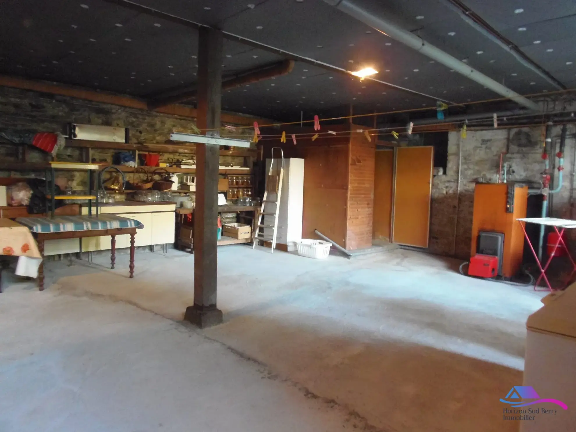 sous sol maison  Maison de village avec grand garage et espace professionnel à vendre près de Boussac et Montluçon 