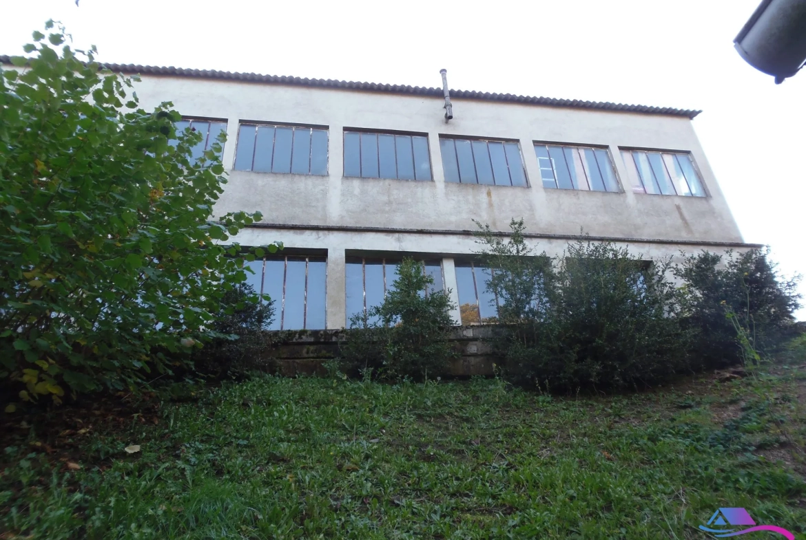 garage vue arrière Maison de village avec grand garage et espace professionnel à vendre près de Boussac et Montluçon 