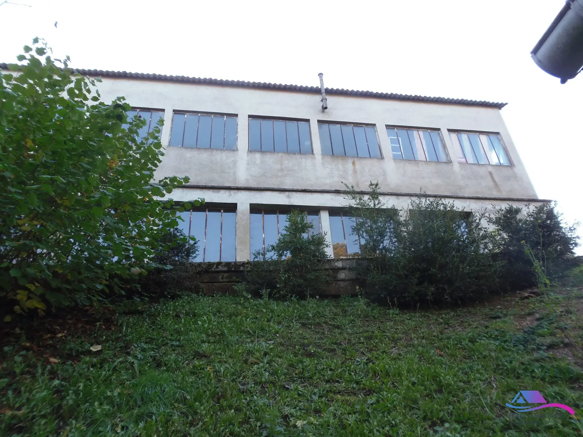 garage vue arrière Maison de village avec grand garage et espace professionnel à vendre près de Boussac et Montluçon 