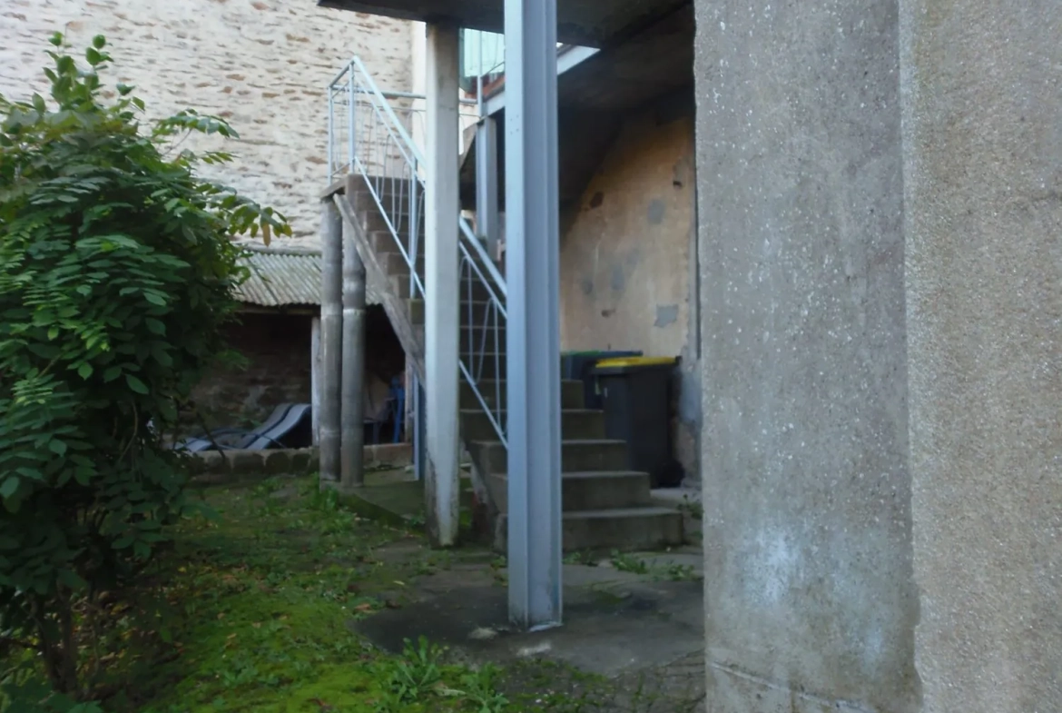 accès terrasse Maison de village avec grand garage et espace professionnel à vendre près de Boussac et Montluçon 