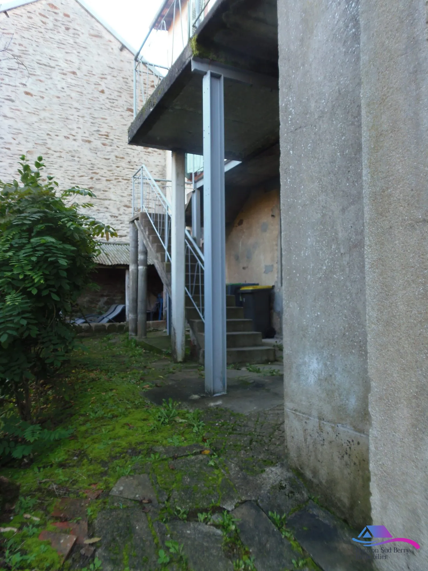 accès terrasse Maison de village avec grand garage et espace professionnel à vendre près de Boussac et Montluçon 