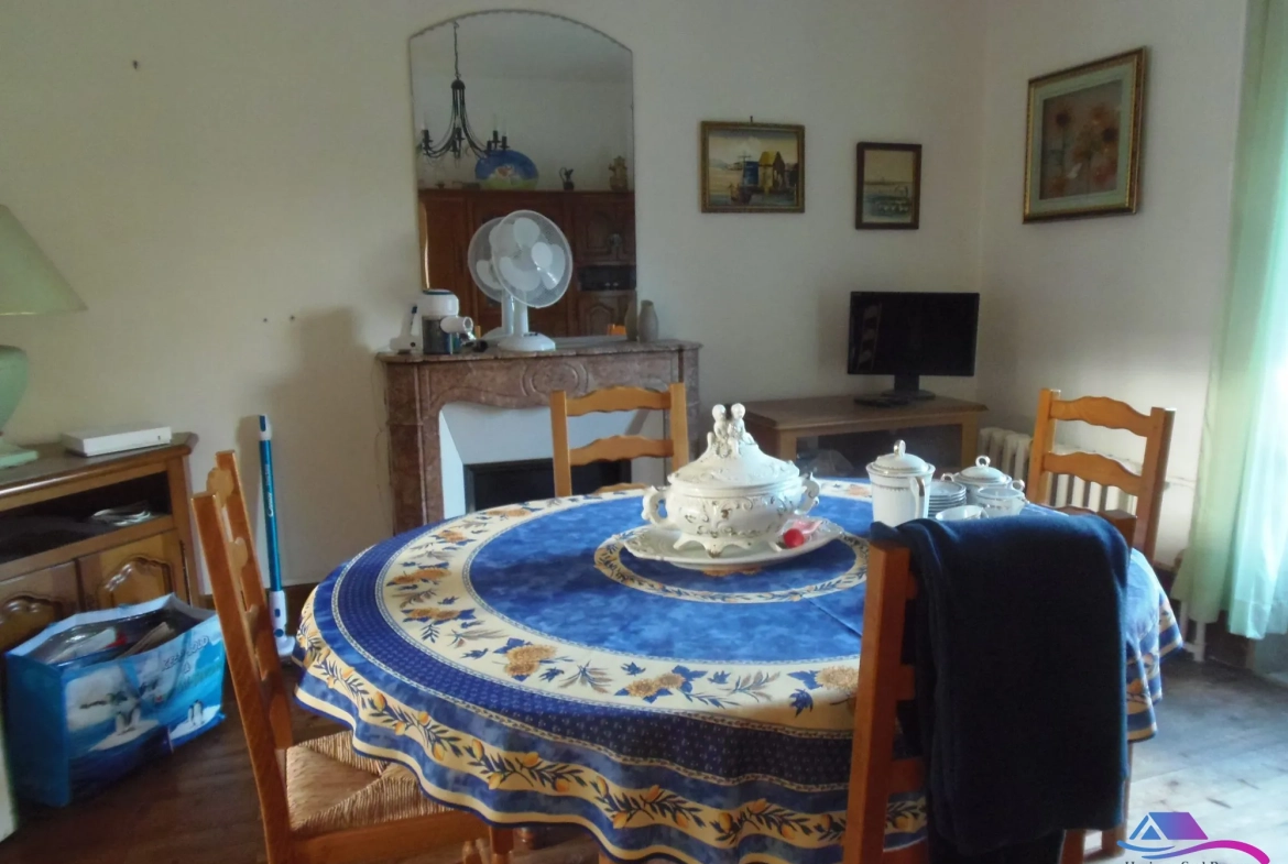 salle à manger Maison de village avec grand garage et espace professionnel à vendre près de Boussac et Montluçon 