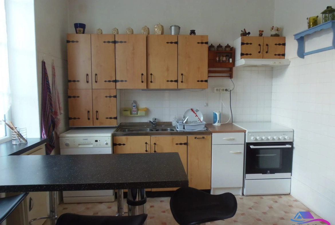 cuisine Maison de village avec grand garage et espace professionnel à vendre près de Boussac et Montluçon 