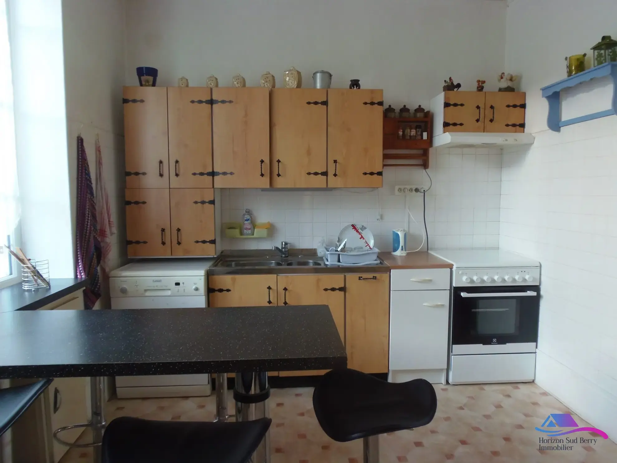 cuisine Maison de village avec grand garage et espace professionnel à vendre près de Boussac et Montluçon 