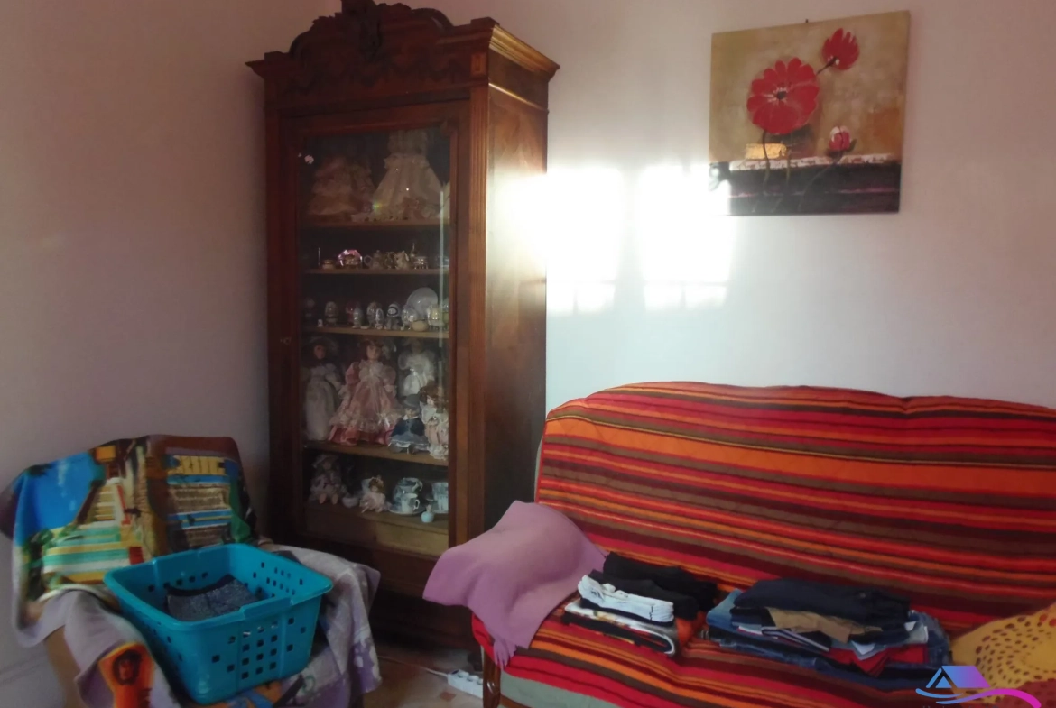 salon Maison de village avec grand garage et espace professionnel à vendre près de Boussac et Montluçon 