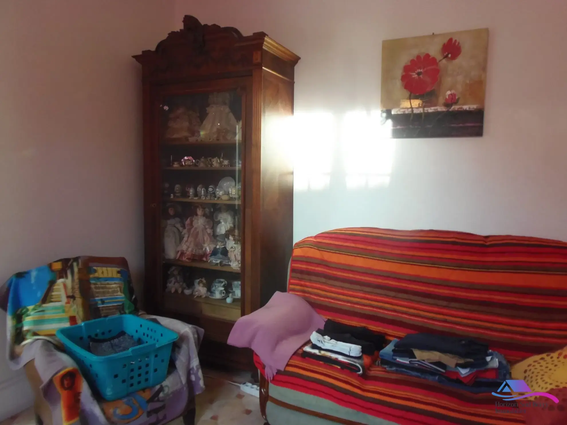 salon Maison de village avec grand garage et espace professionnel à vendre près de Boussac et Montluçon 