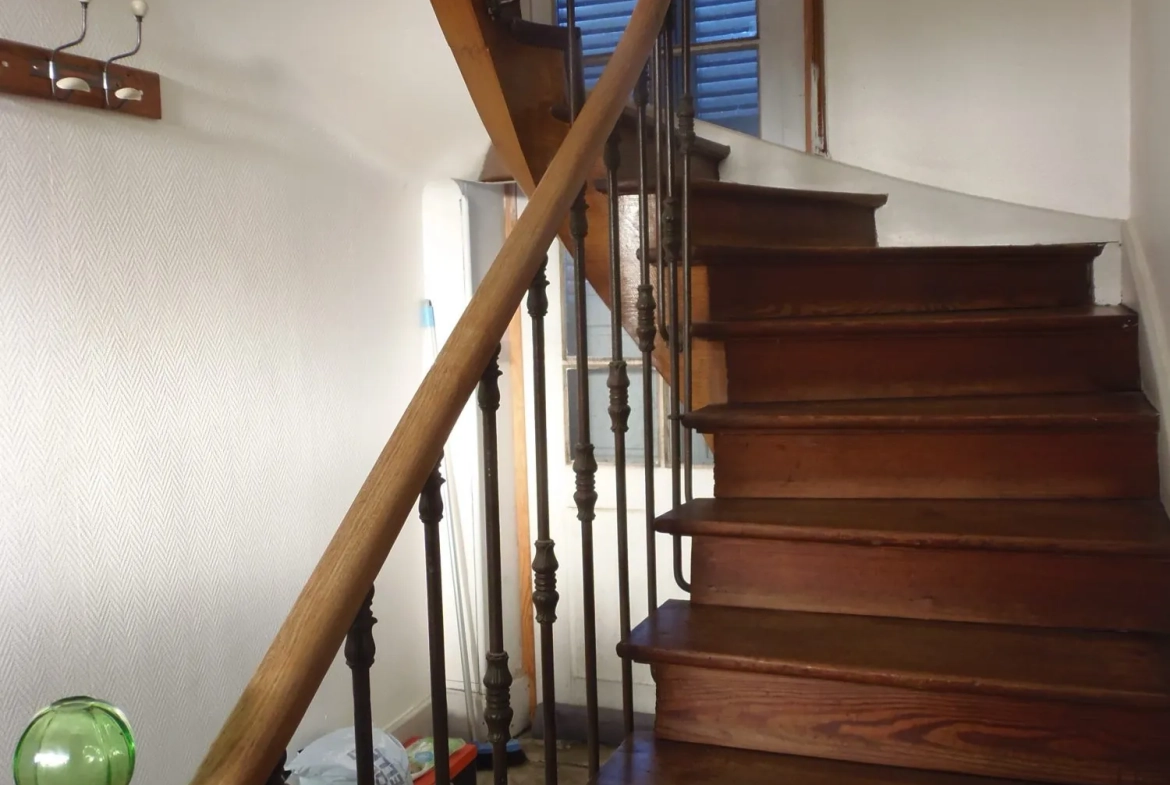 escaliers Maison de village avec grand garage et espace professionnel à vendre près de Boussac et Montluçon 