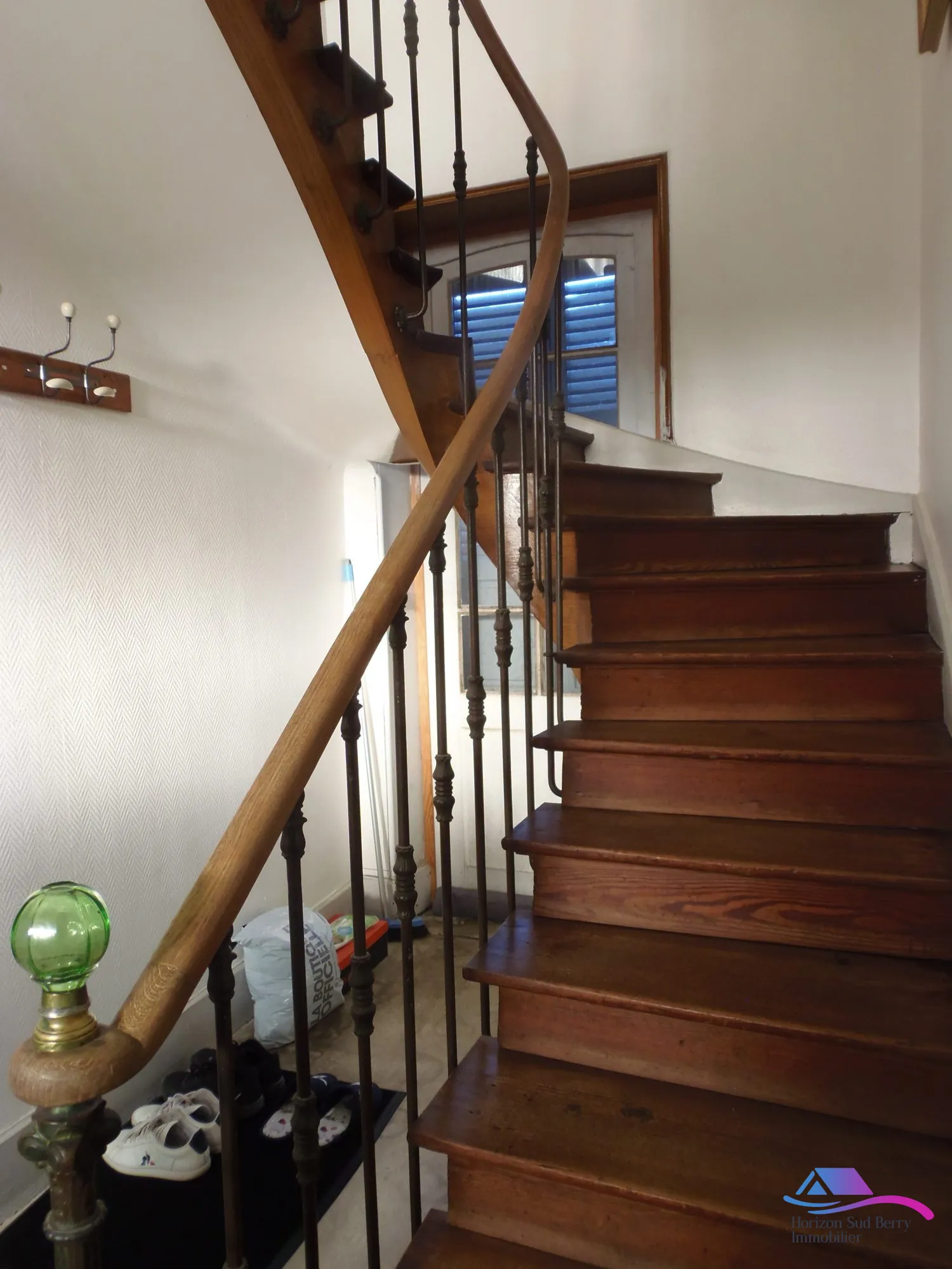 escaliers Maison de village avec grand garage et espace professionnel à vendre près de Boussac et Montluçon 