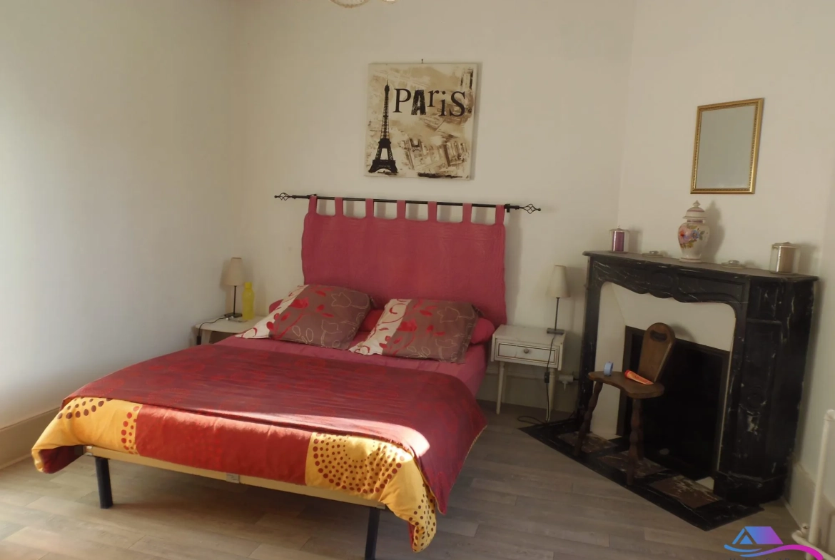chambre Maison de village avec grand garage et espace professionnel à vendre près de Boussac et Montluçon 