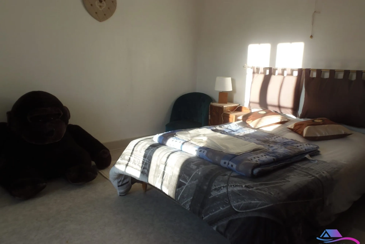 chambre Maison de village avec grand garage et espace professionnel à vendre près de Boussac et Montluçon 