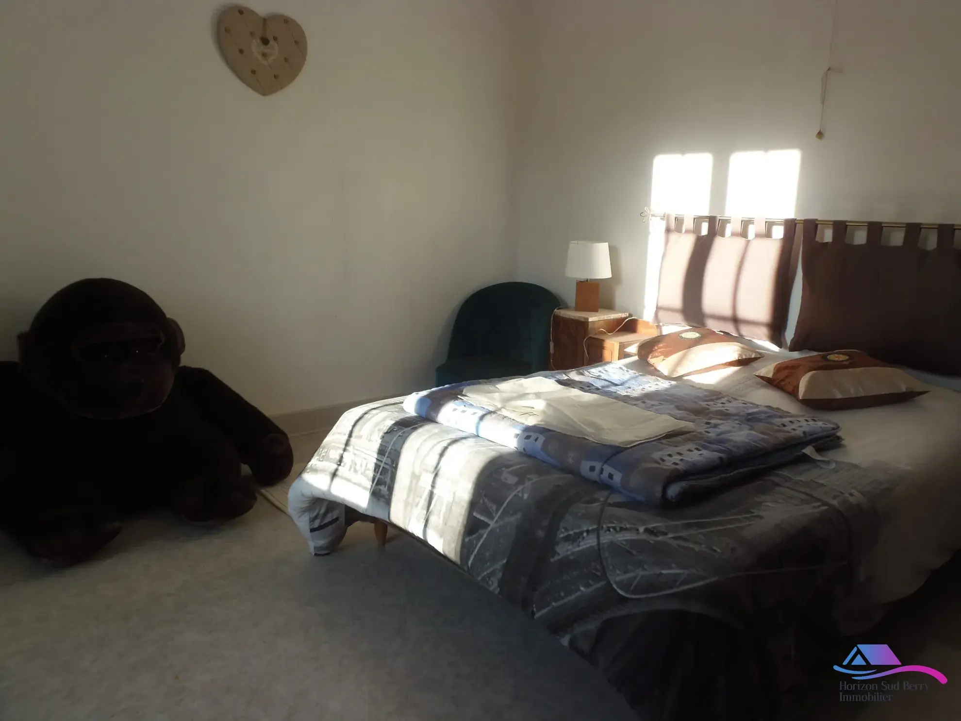 chambre Maison de village avec grand garage et espace professionnel à vendre près de Boussac et Montluçon 
