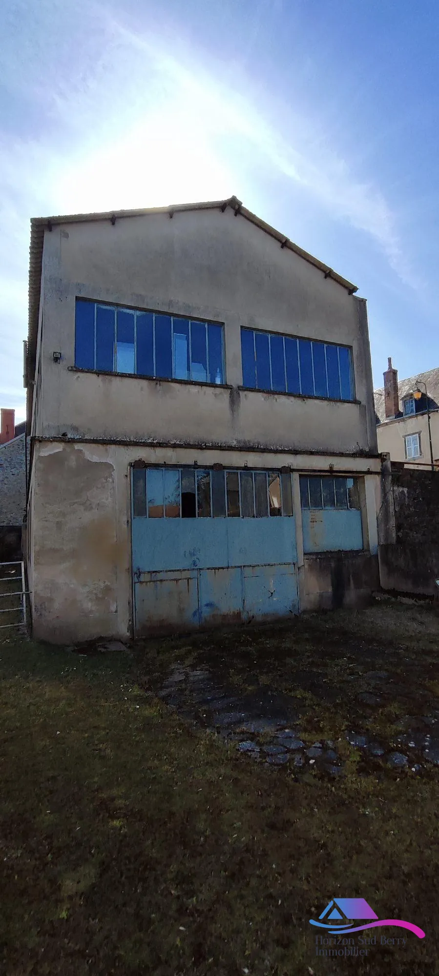 garage accès niveau -1 Maison de village avec grand garage et espace professionnel à vendre près de Boussac et Montluçon 
