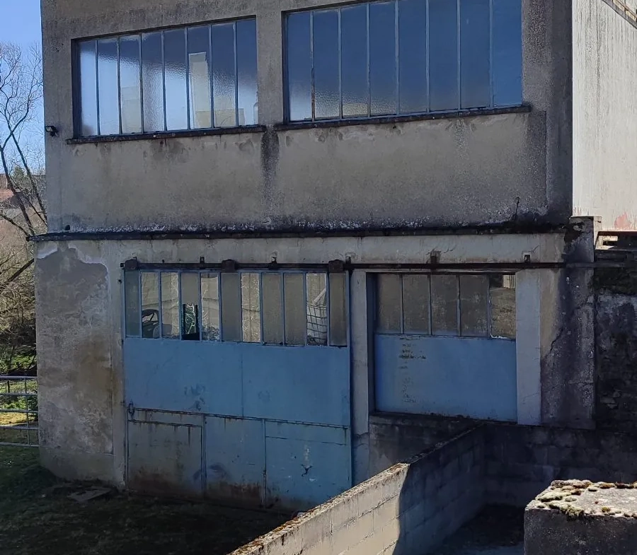 garage vue côté Maison de village avec grand garage et espace professionnel à vendre près de Boussac et Montluçon 