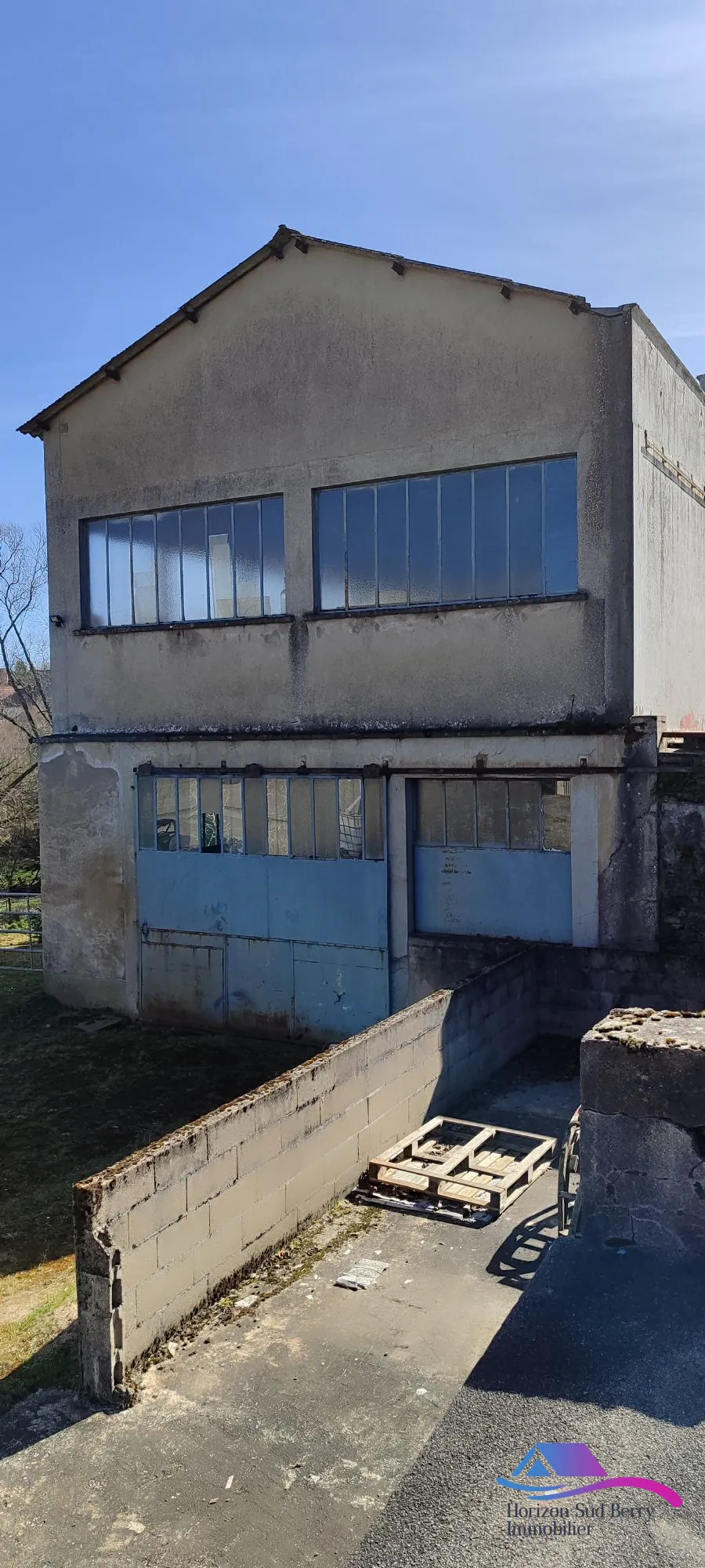 garage vue côté Maison de village avec grand garage et espace professionnel à vendre près de Boussac et Montluçon 