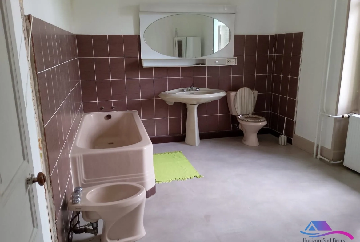 Maison de village avec grand garage et espace professionnel à vendre près de Boussac et Montluçon 