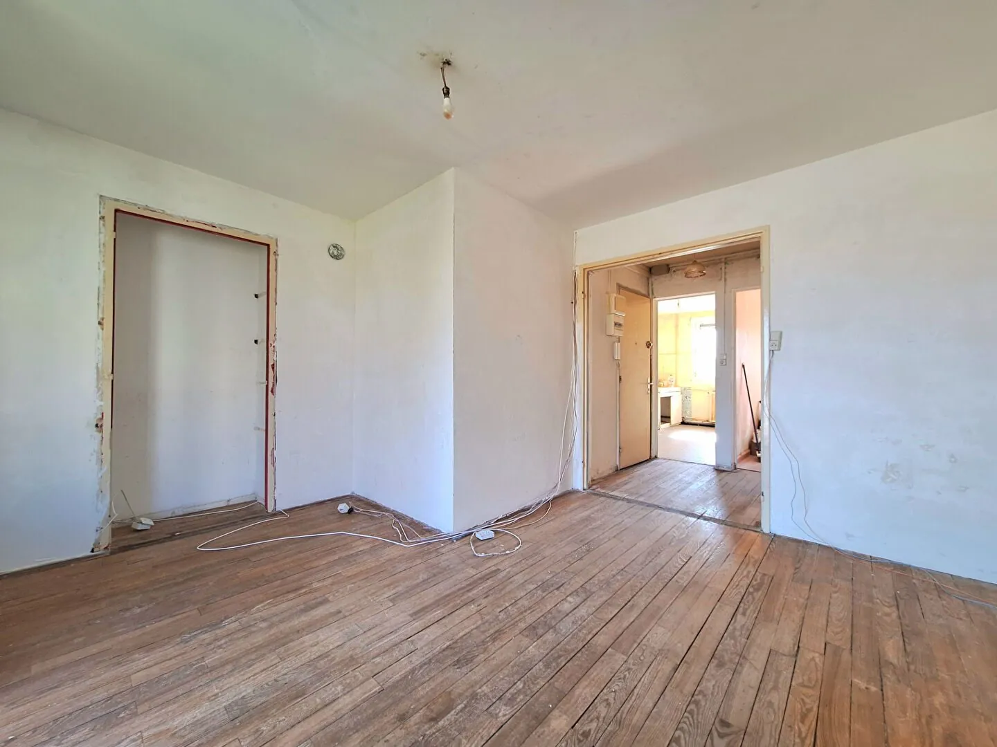 Appartement à Epinal de 4 pièces, 70 m² à rénover avec garage et cave 