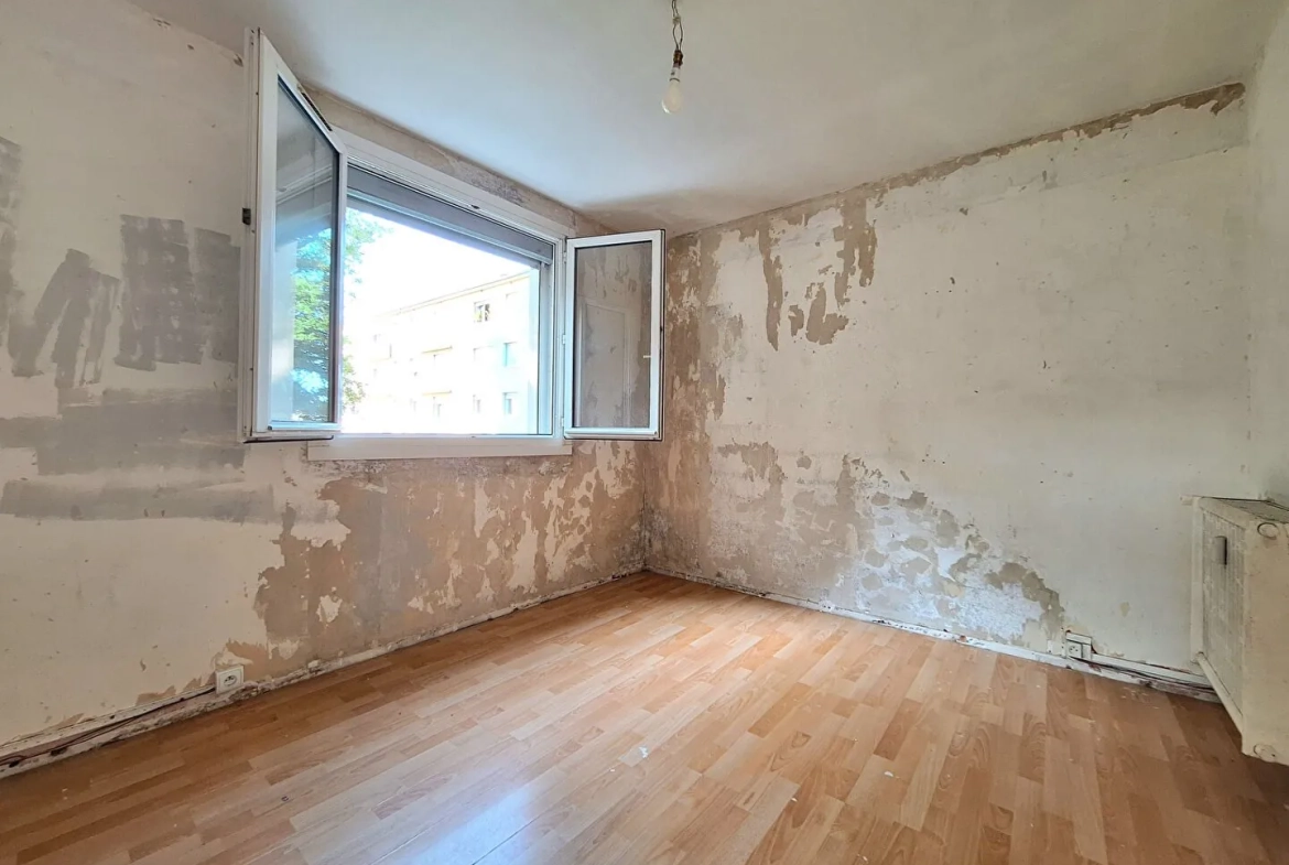 Appartement à Epinal de 4 pièces, 70 m² à rénover avec garage et cave 