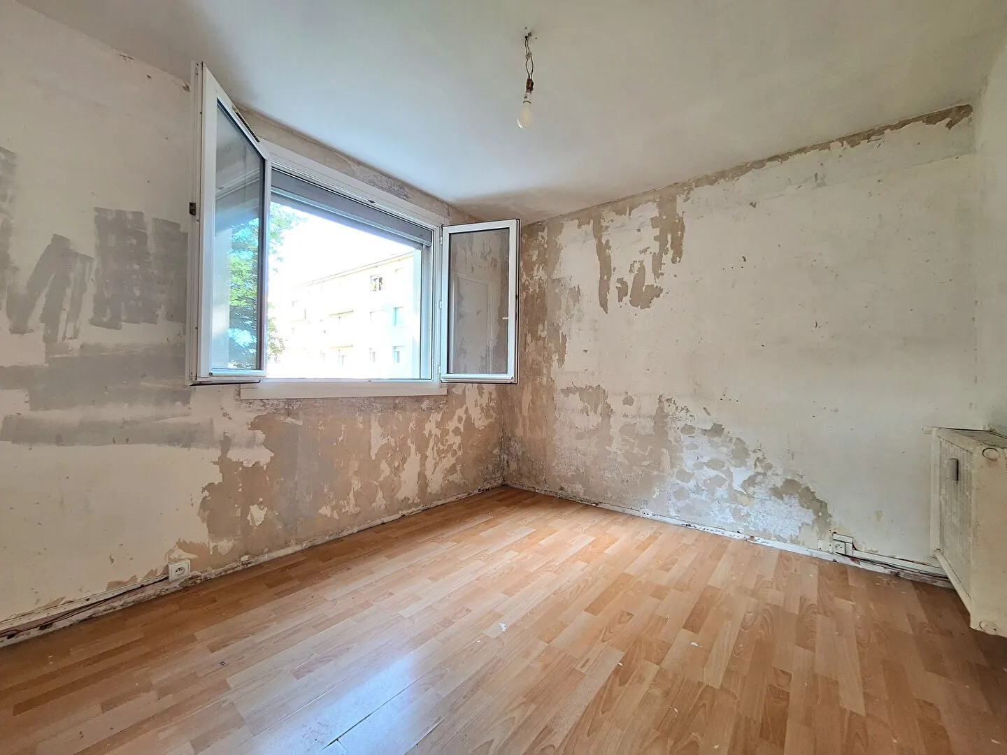 Appartement à Epinal de 4 pièces, 70 m² à rénover avec garage et cave 
