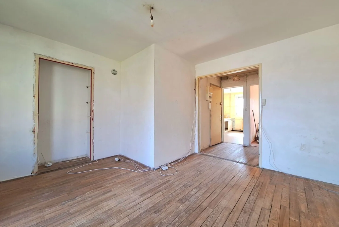 Appartement à Epinal de 4 pièces, 70 m² à rénover avec garage et cave 