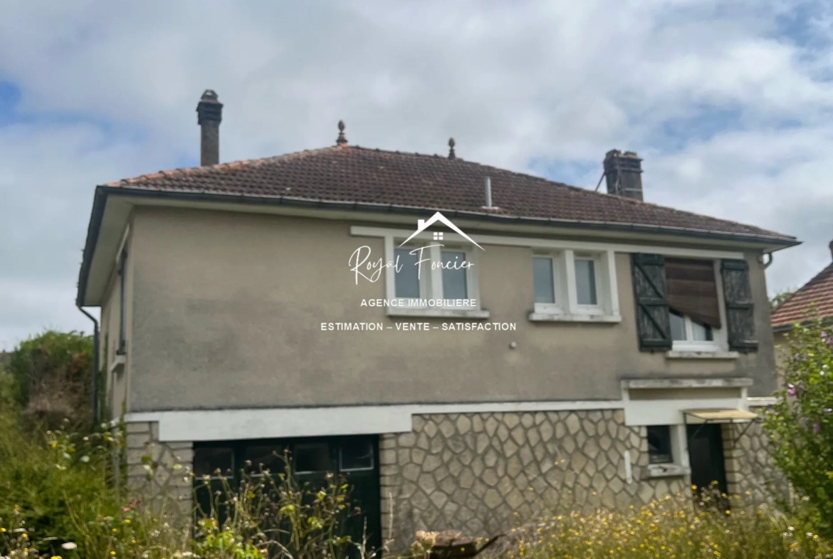 Pavillon sur sous sol à restaurer  Maison ancienne de 114 m² aux Ormes avec jardin et potentiel de rénovation 