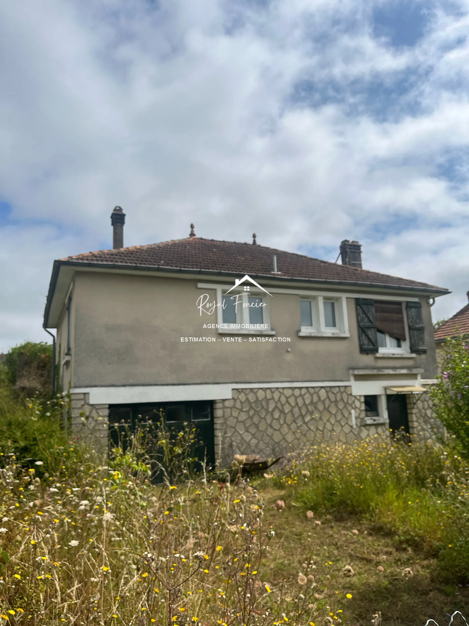 Pavillon sur sous sol à restaurer  Maison ancienne de 114 m² aux Ormes avec jardin et potentiel de rénovation 