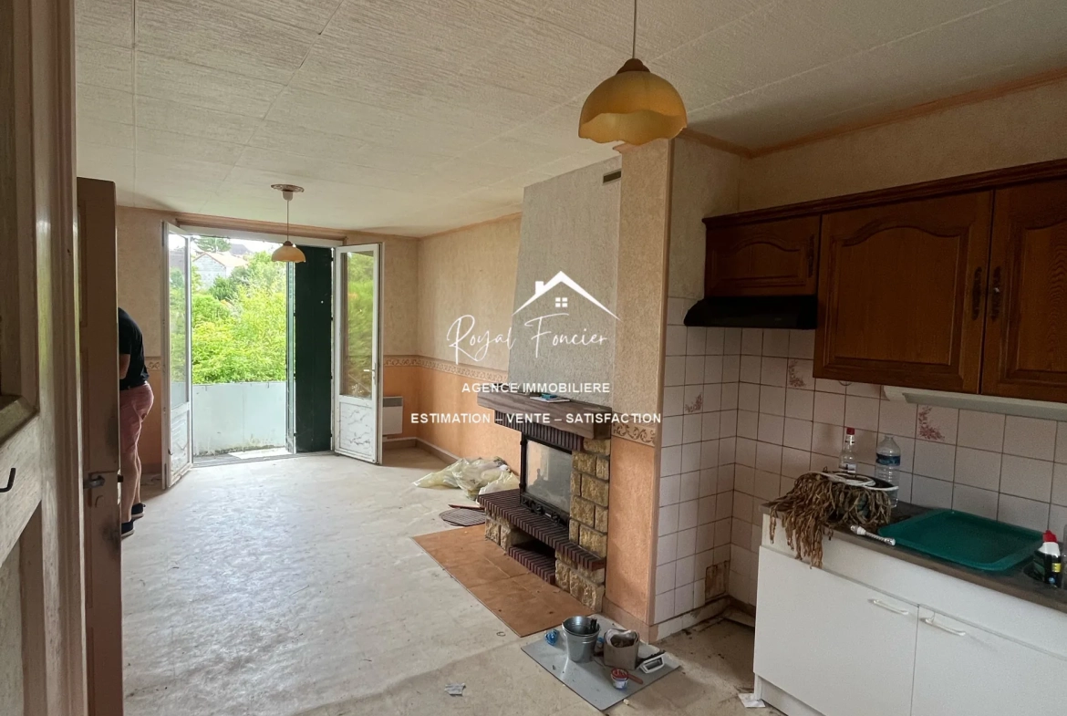 cuisine séjour Maison ancienne de 114 m² aux Ormes avec jardin et potentiel de rénovation 