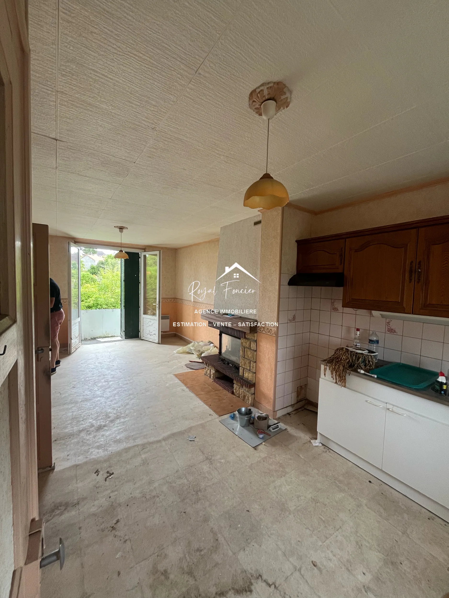 cuisine séjour Maison ancienne de 114 m² aux Ormes avec jardin et potentiel de rénovation 