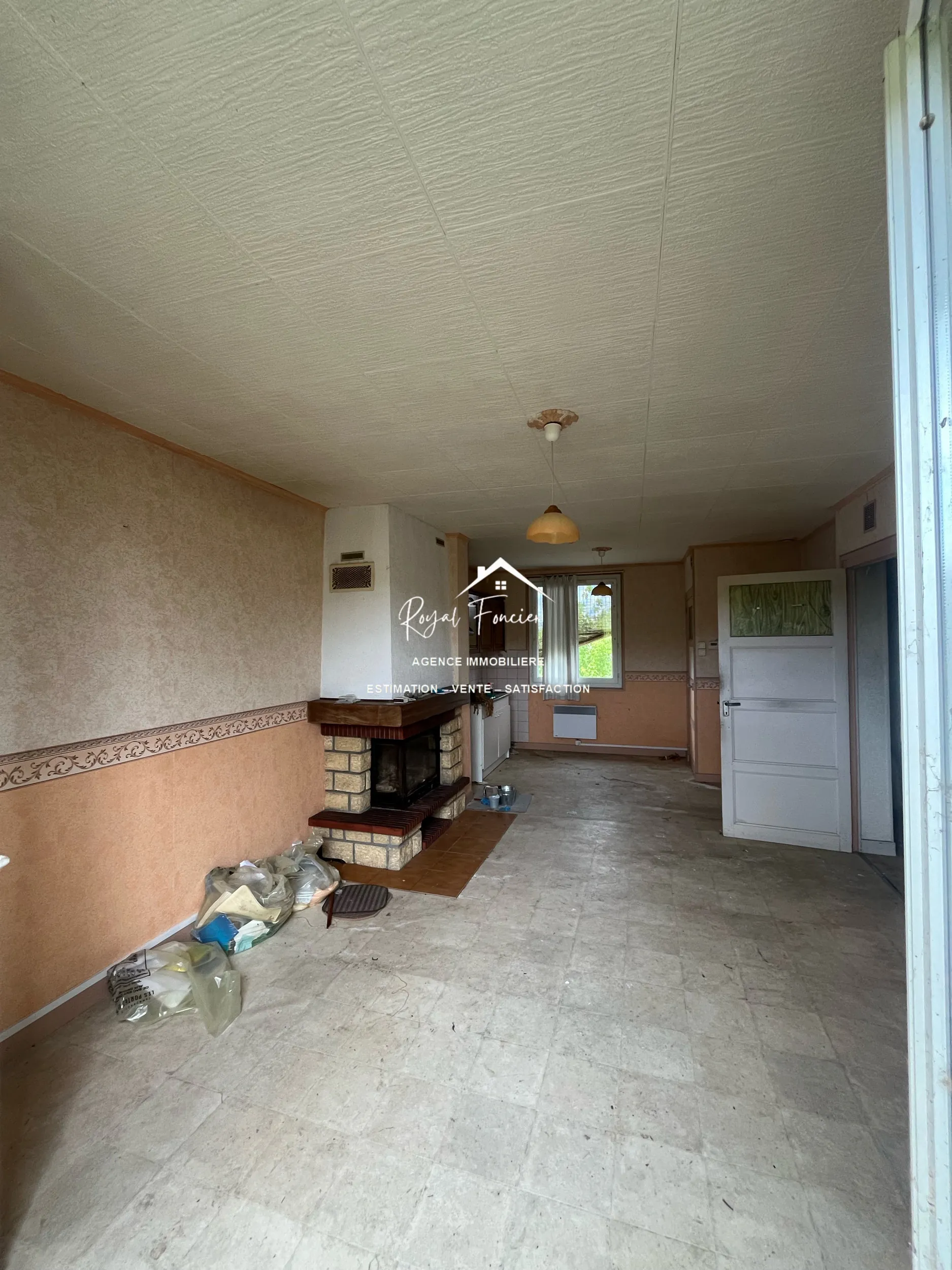 cuisine séjour Maison ancienne de 114 m² aux Ormes avec jardin et potentiel de rénovation 