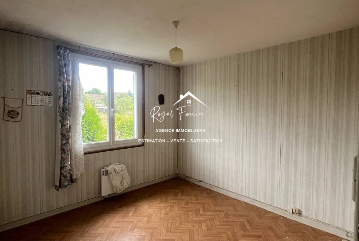Chambre 1 Maison ancienne de 114 m² aux Ormes avec jardin et potentiel de rénovation 