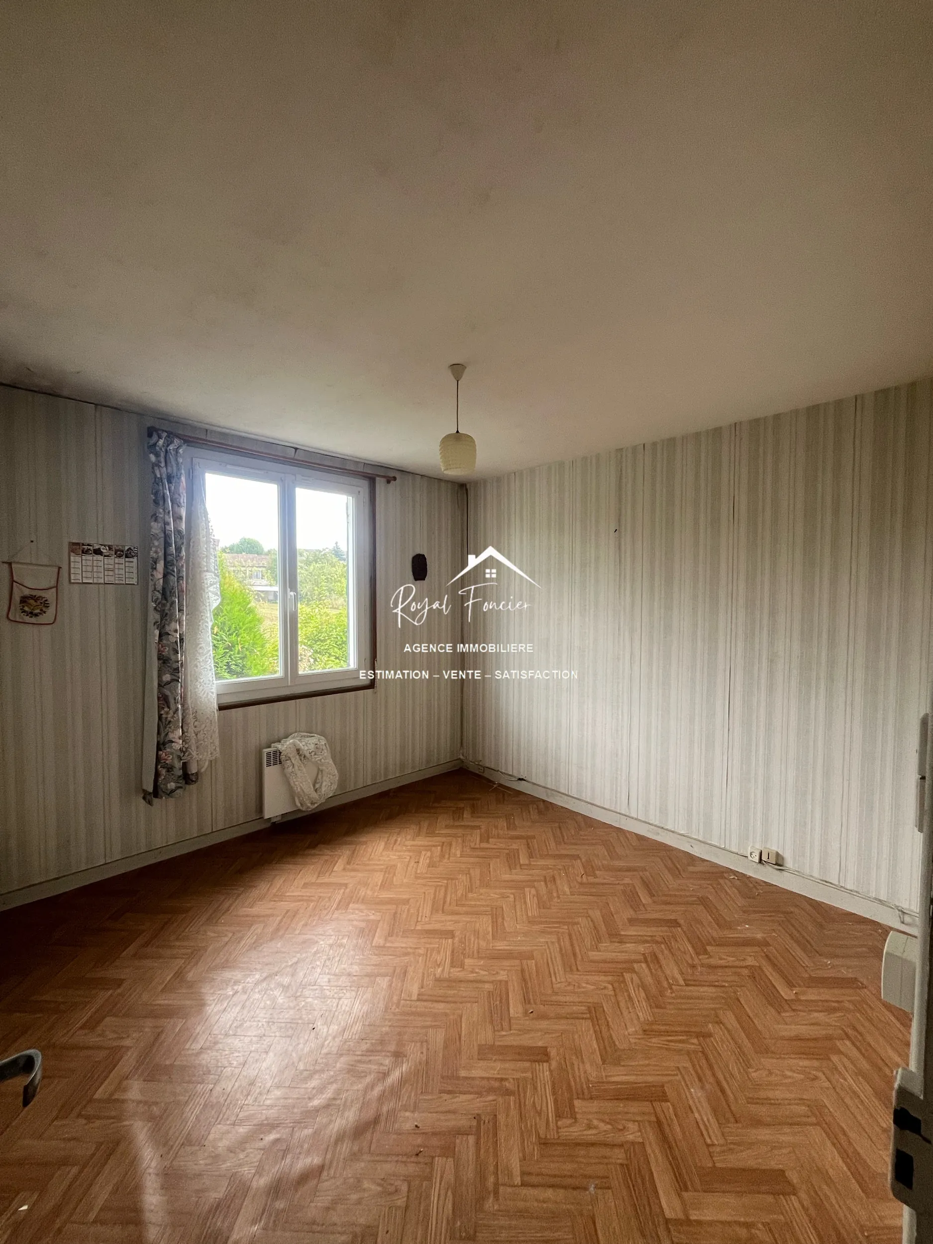 Chambre 1 Maison ancienne de 114 m² aux Ormes avec jardin et potentiel de rénovation 