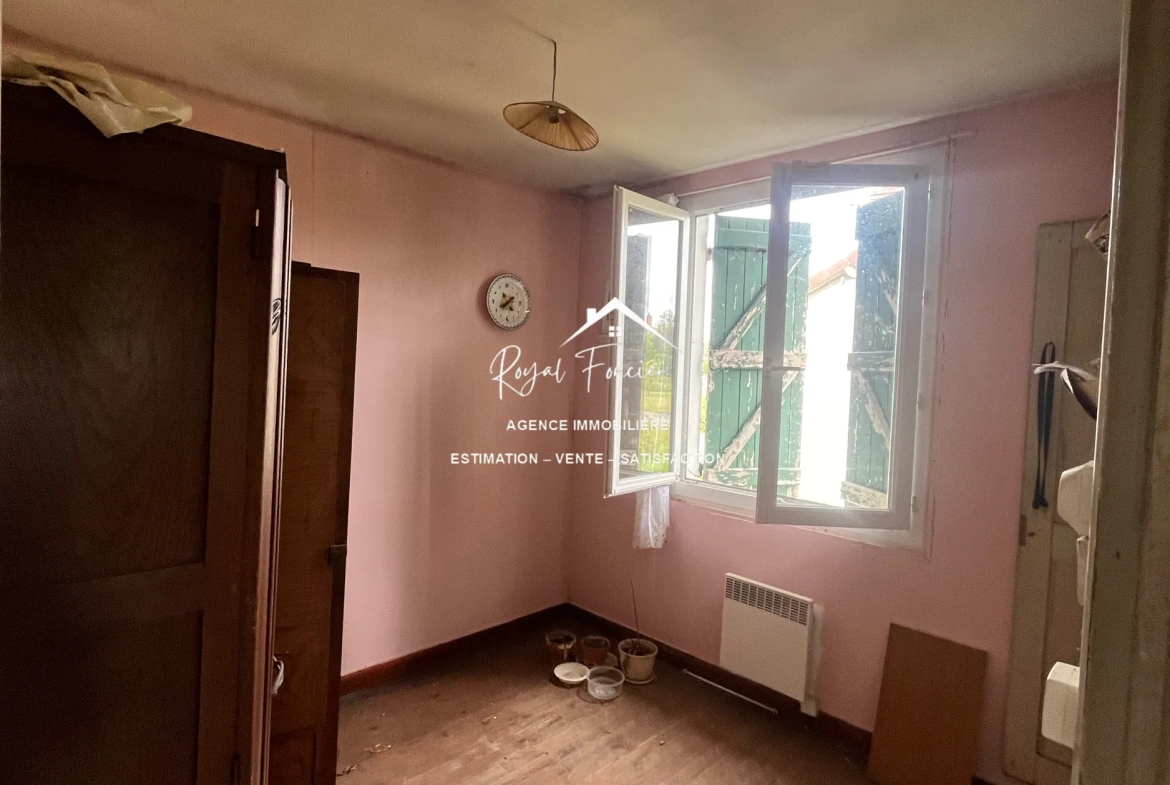 Bureau de 7 m2 Maison ancienne de 114 m² aux Ormes avec jardin et potentiel de rénovation 