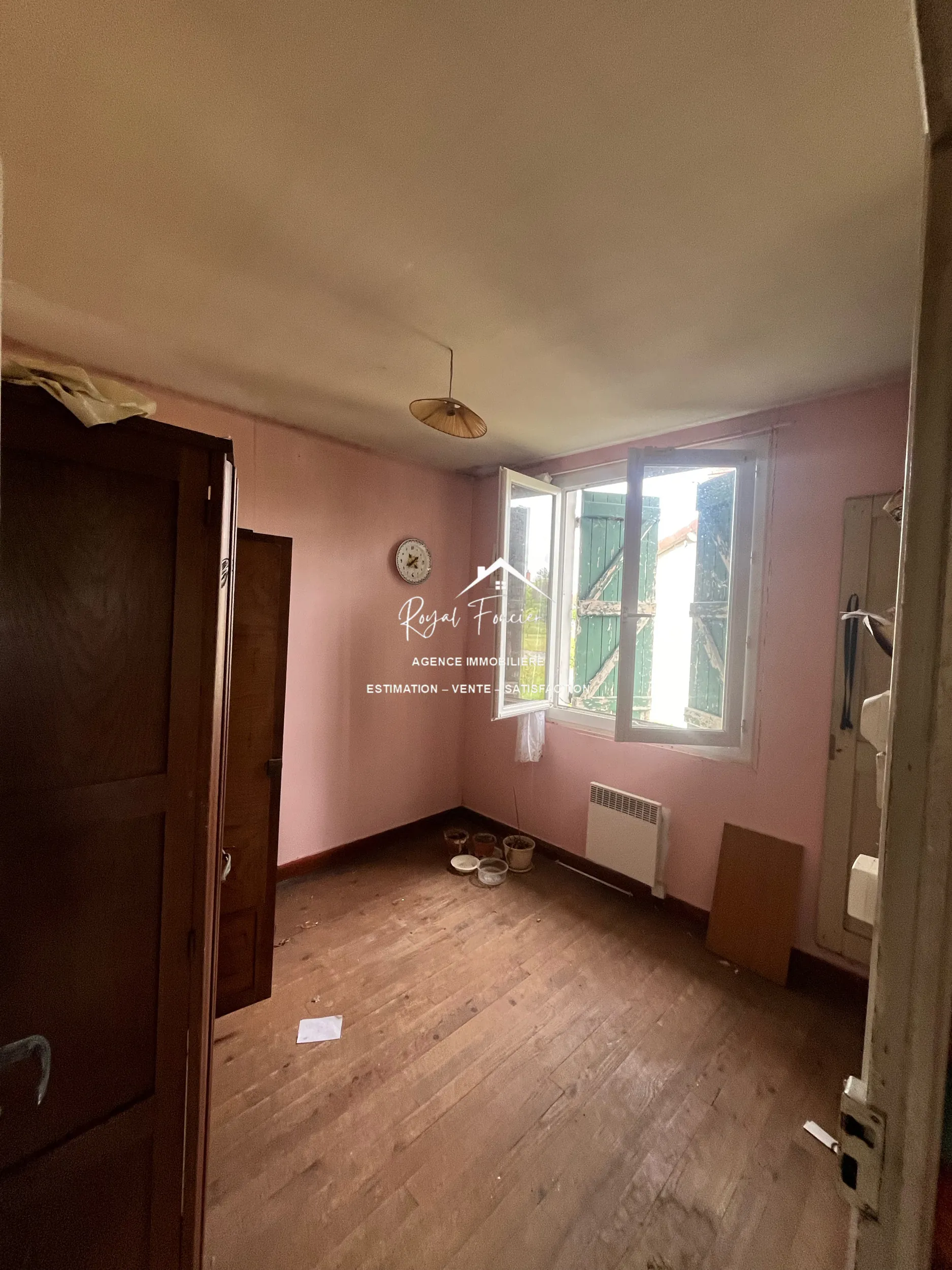 Bureau de 7 m2 Maison ancienne de 114 m² aux Ormes avec jardin et potentiel de rénovation 