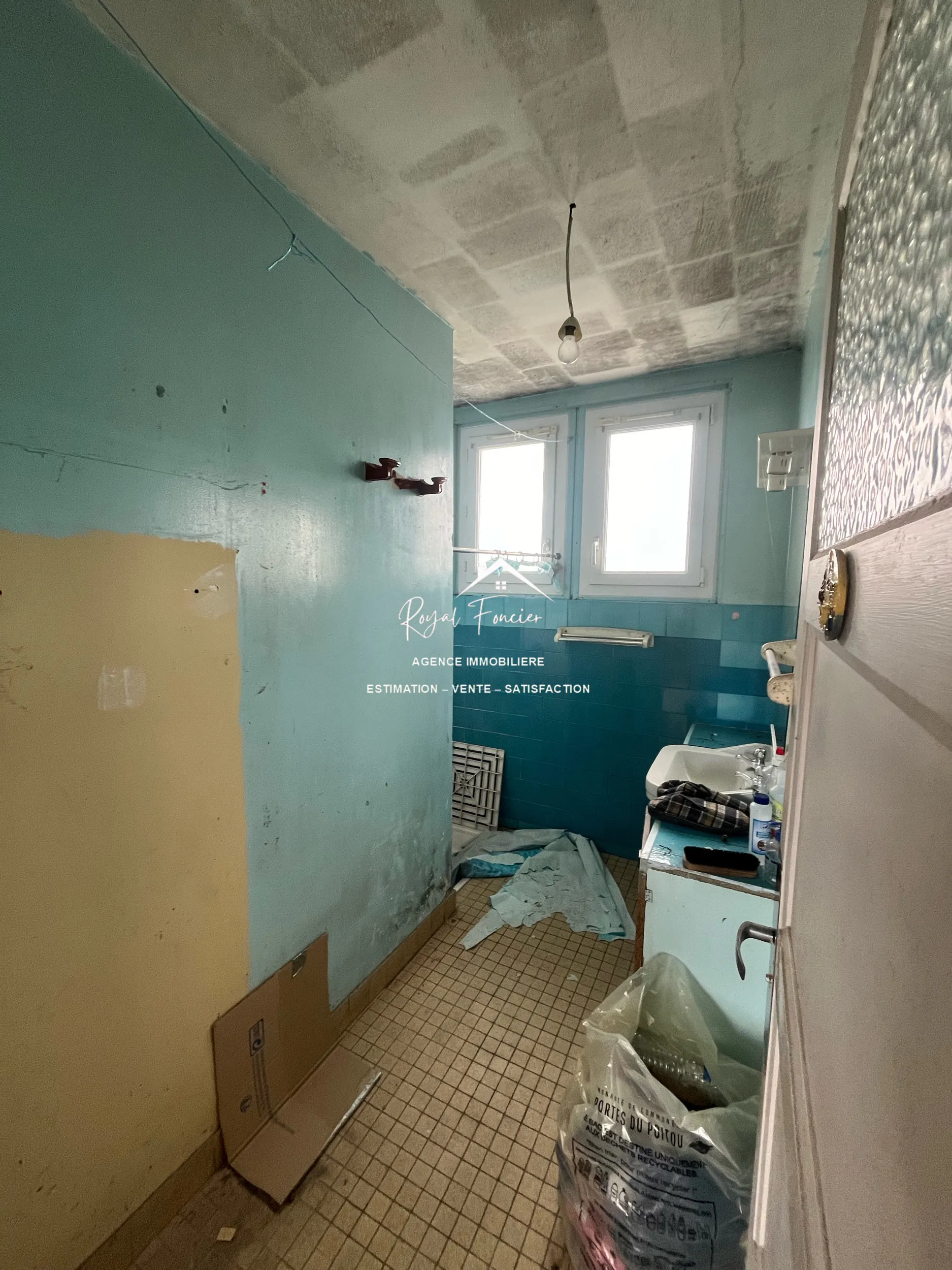 Salle D'eau Maison ancienne de 114 m² aux Ormes avec jardin et potentiel de rénovation 