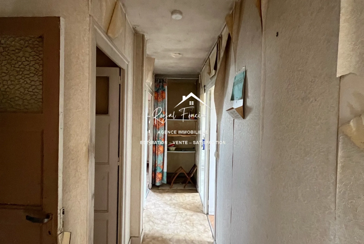 Couloir desservant les chambres Maison ancienne de 114 m² aux Ormes avec jardin et potentiel de rénovation 