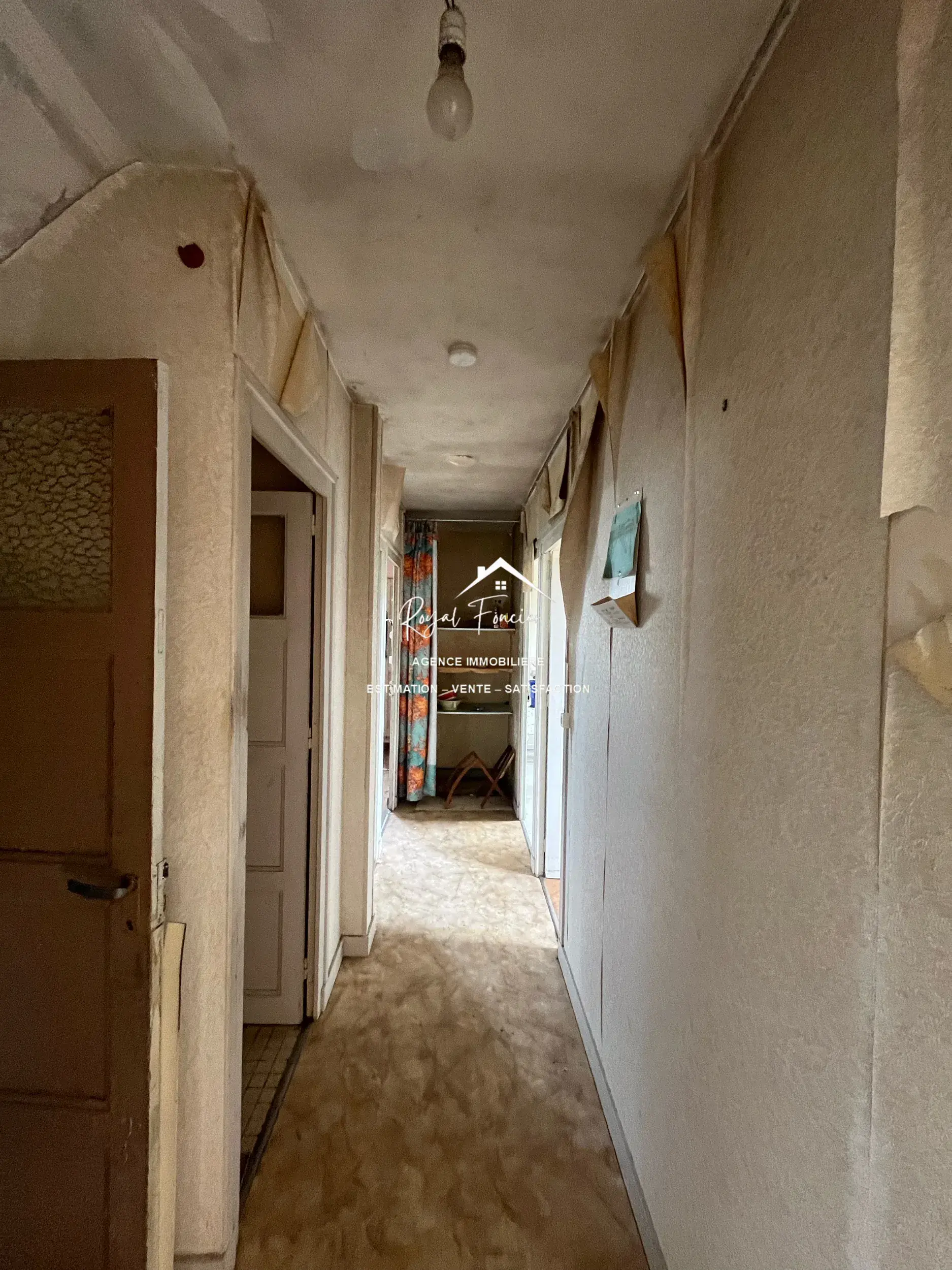 Couloir desservant les chambres Maison ancienne de 114 m² aux Ormes avec jardin et potentiel de rénovation 