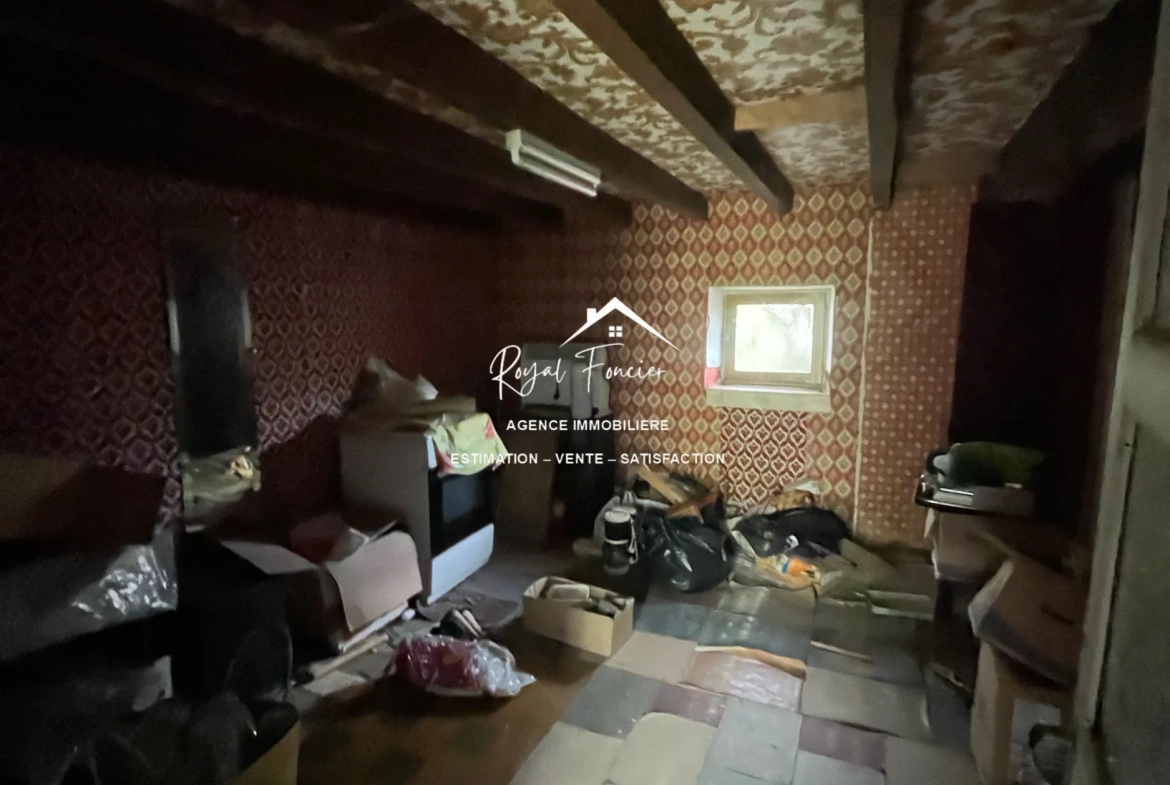 Chambre sous-sol Maison ancienne de 114 m² aux Ormes avec jardin et potentiel de rénovation 