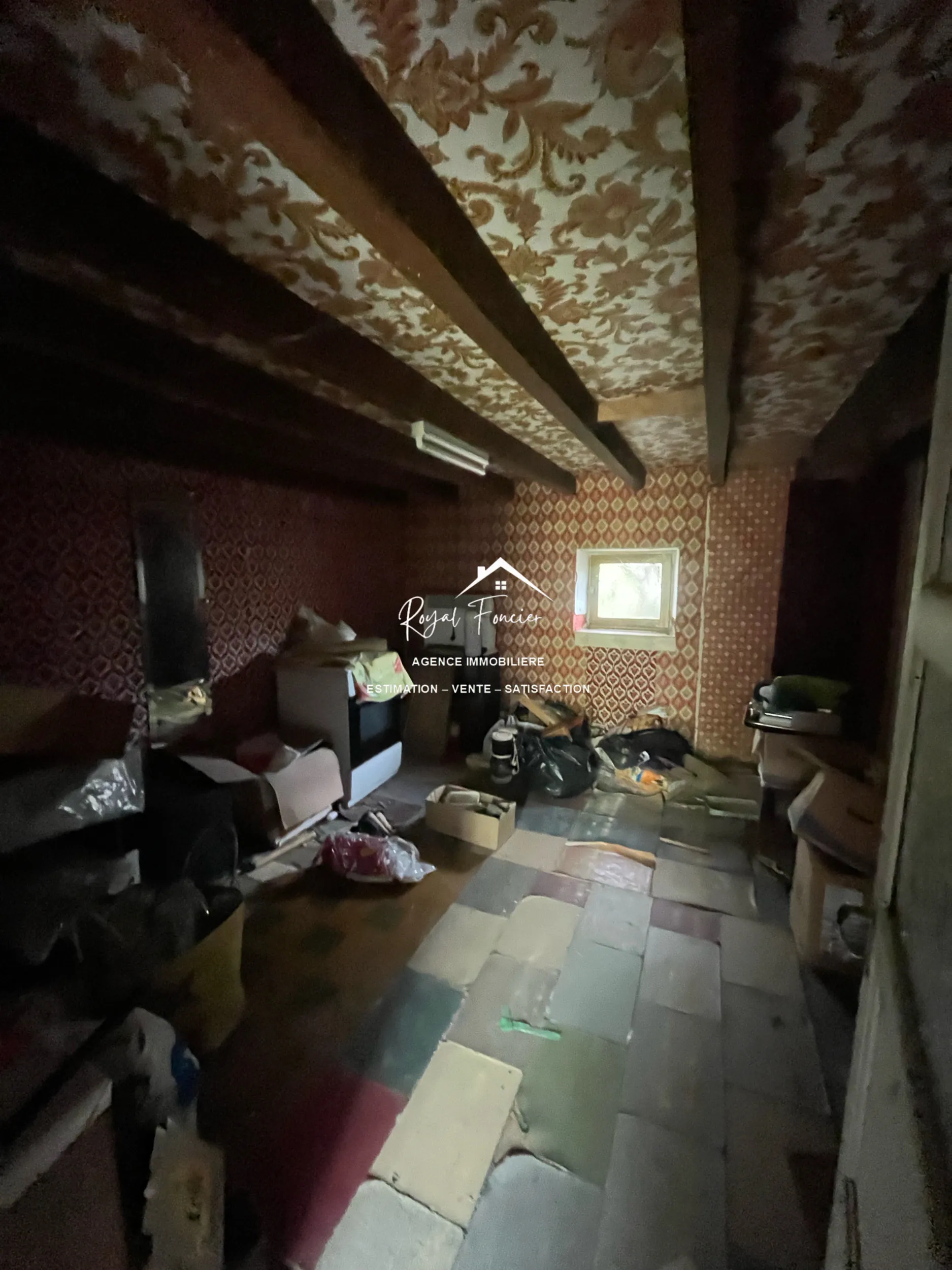 Chambre sous-sol Maison ancienne de 114 m² aux Ormes avec jardin et potentiel de rénovation 