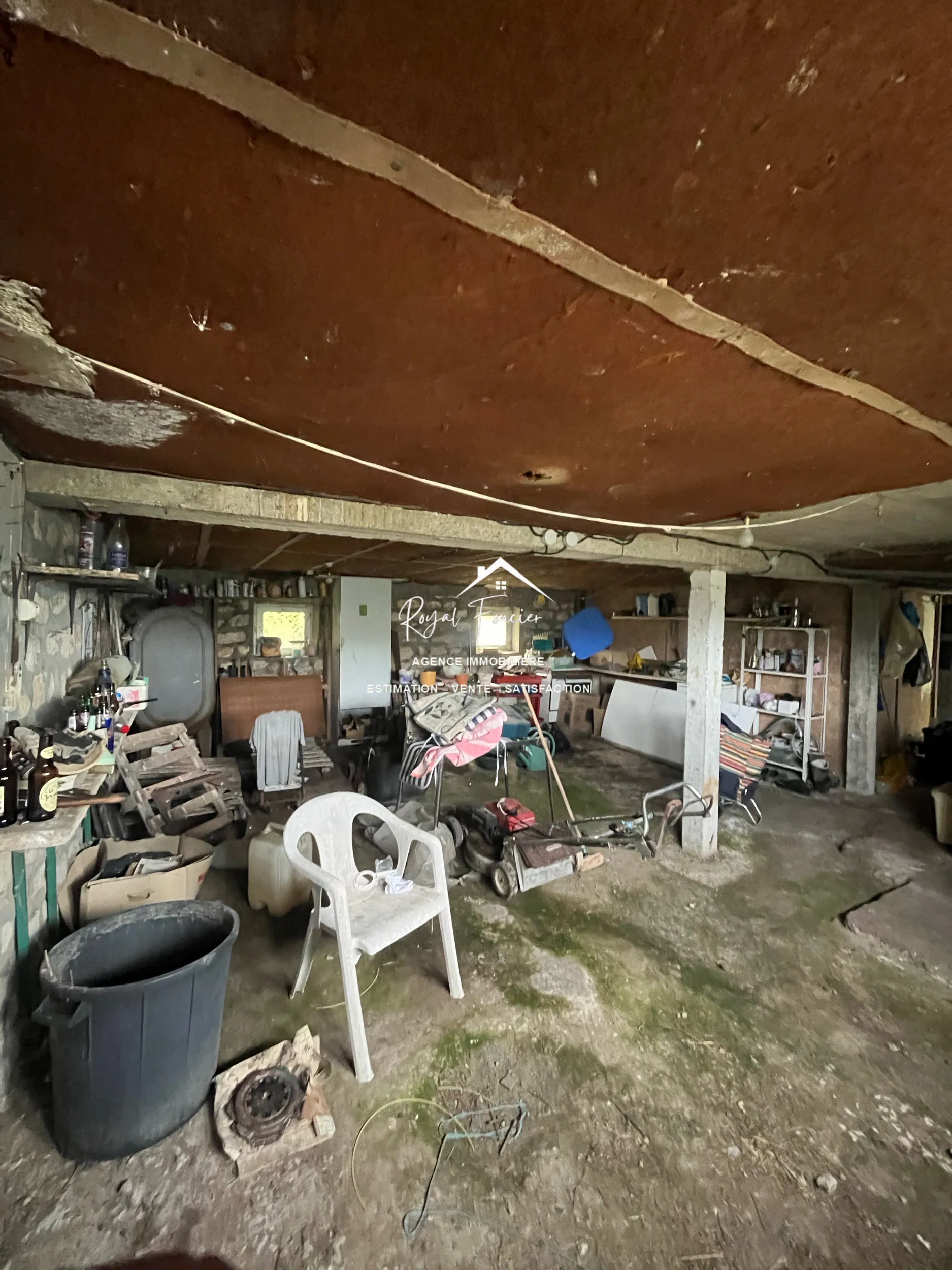Sous-sol/garage  Maison ancienne de 114 m² aux Ormes avec jardin et potentiel de rénovation 