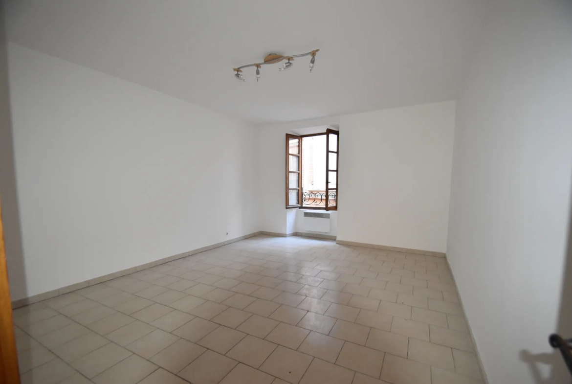 Appartement T3 à Caussade - 75 m², rue de la République, calme au cœur de la ville 