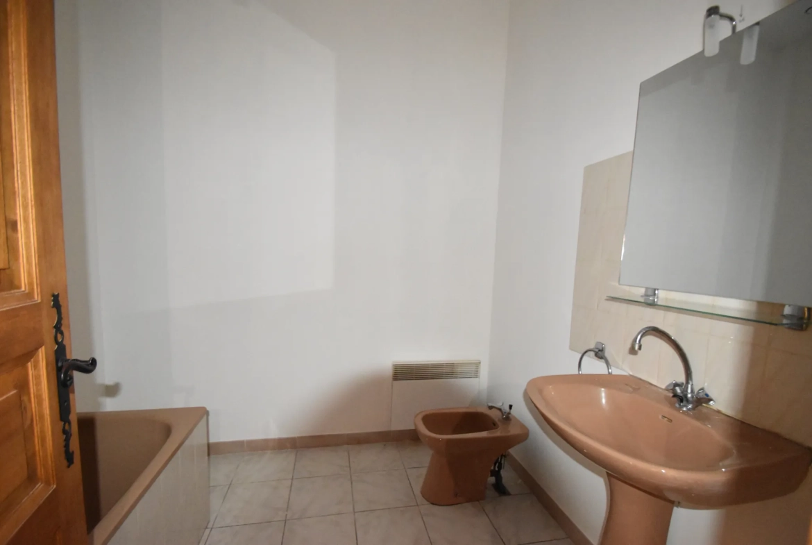 Appartement T3 à Caussade - 75 m², rue de la République, calme au cœur de la ville 