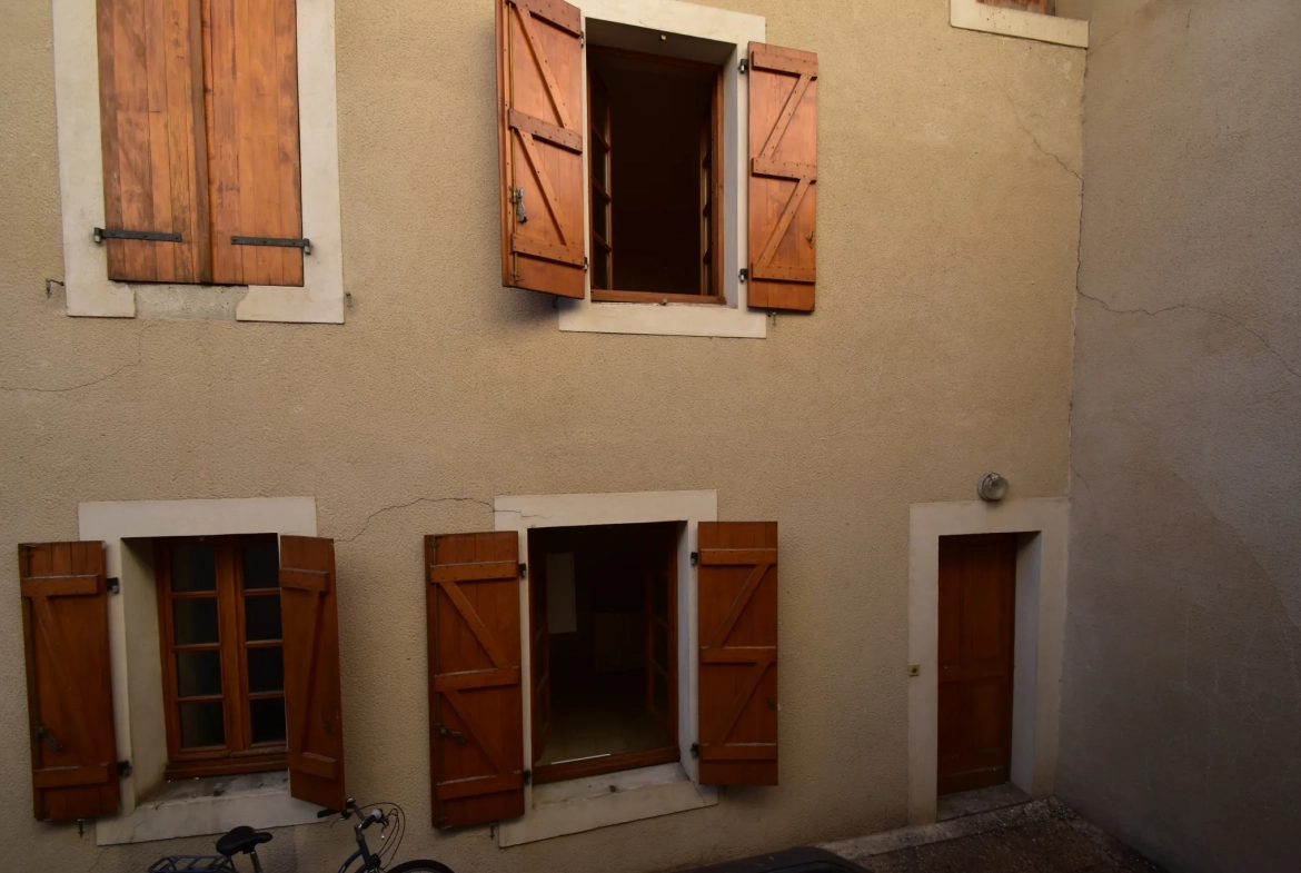 Appartement T3 à Caussade - 75 m², rue de la République, calme au cœur de la ville 
