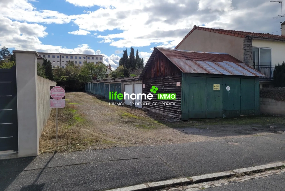 Parking extérieur avec 16 garages fermés à Montluçon - 650 m² 